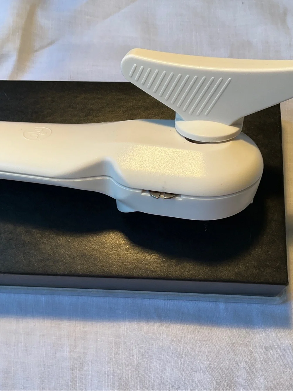 The Pampered Chef White Jar Opener with Non-Slip Handle